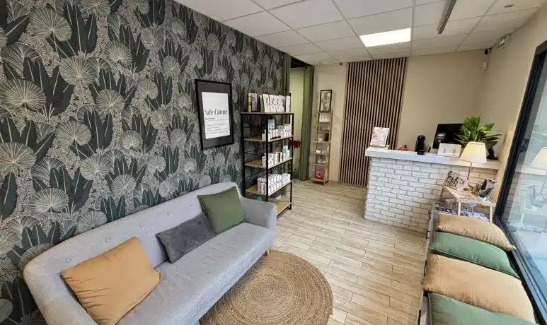 L’espace d’accueil et les assises du Centre Amaryllis