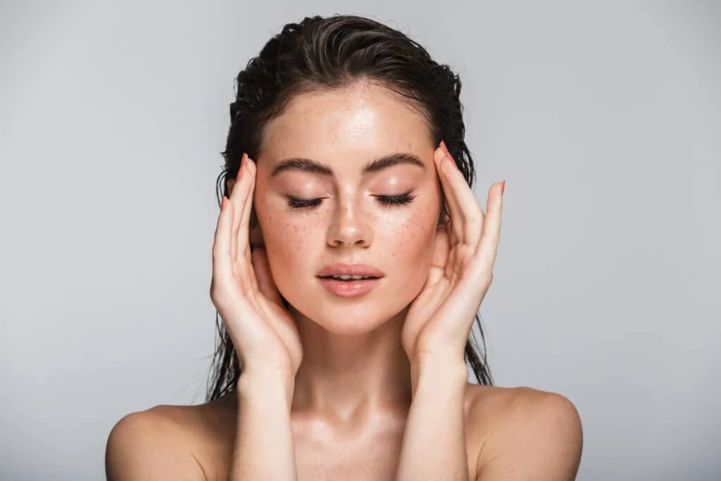 Maquillage du visage au fini naturel