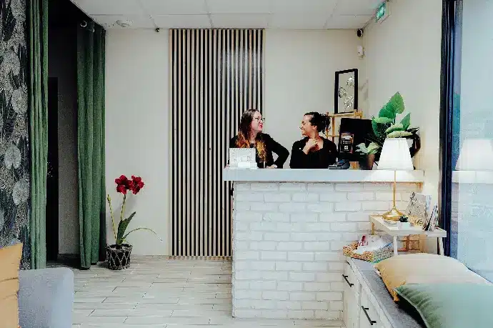Romane et Noémie à l’accueil du Centre Amaryllis